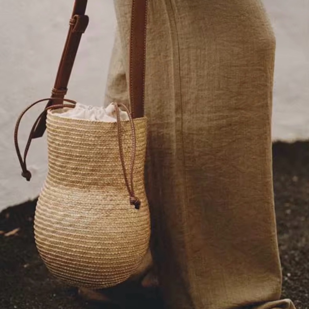 Zara woven bucket bag in brown and cream.
New, No tags - Picture 2 of 9